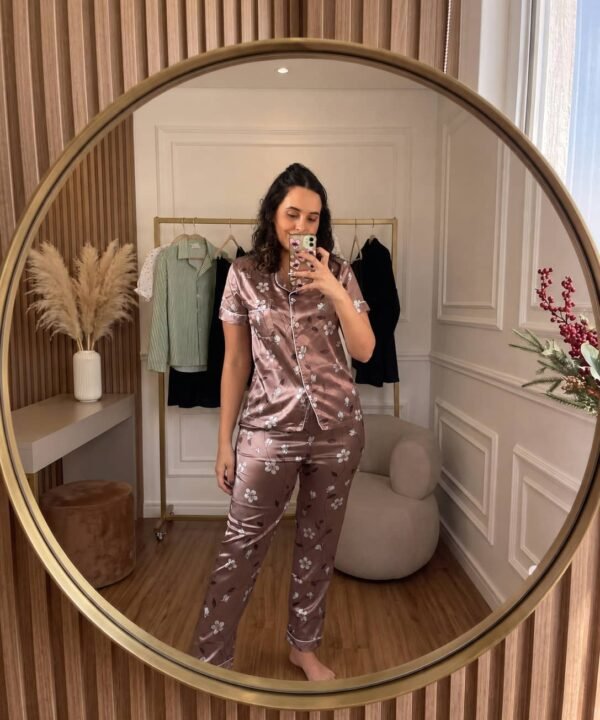 Pijama satinada de mono estampada marrón