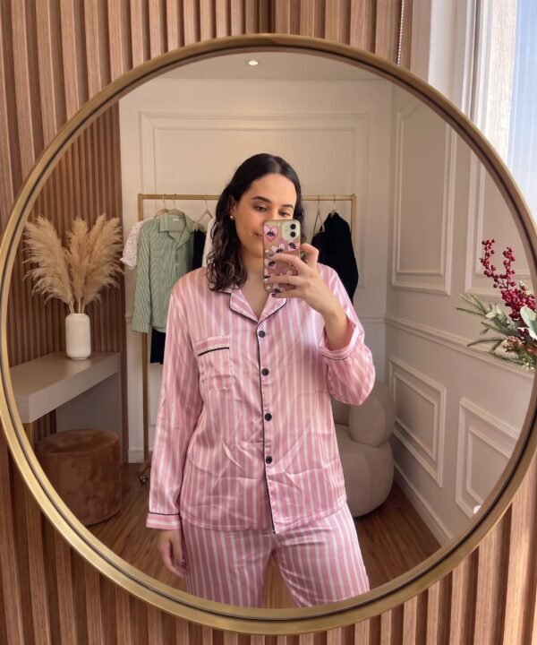 Pijama satinada de mono rosada lineas blancas