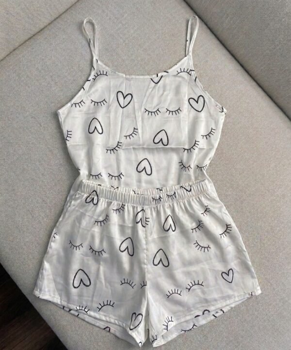Pijama satinada de short blanca con pestañas