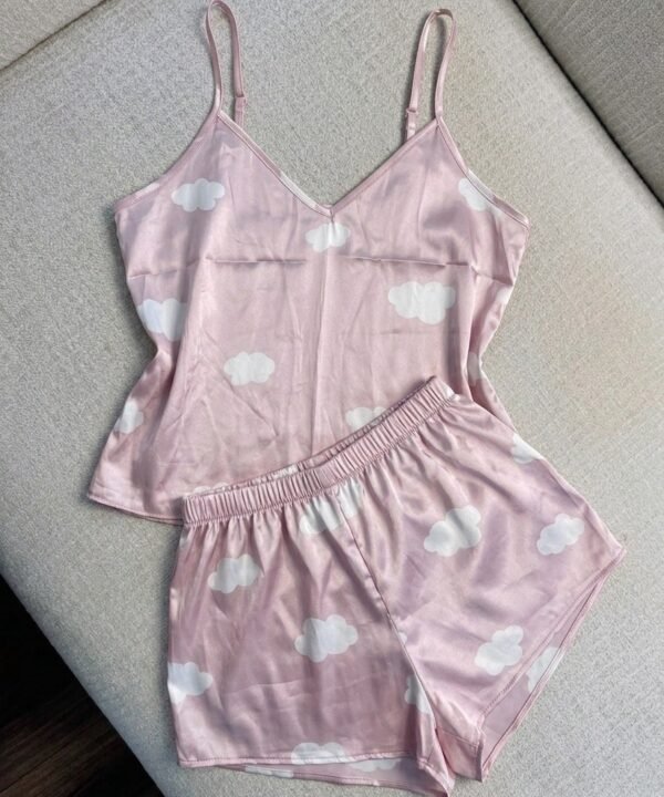 Pijama satinada de short rosa con nubes